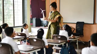 UP में शिक्षकों की ऑनलाइन हाजिरी अनिवार्य, मिलेगी 1 घंटे की मोहलत, गायब रहे तो कारण बताओ नोटिस