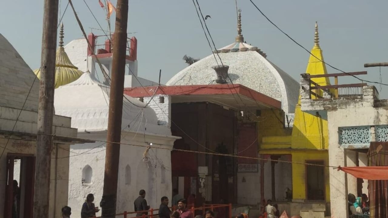 महाभारत काल से है बाराबंकी का ये मंदिर, यहां स्थापित है 5 हजार साल पुराना शिवलिंग, PHOTOS