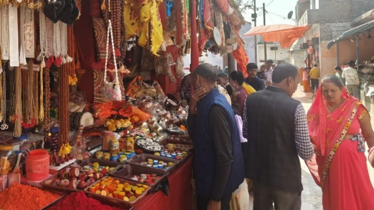 महाभारत काल से है बाराबंकी का ये मंदिर, यहां स्थापित है 5 हजार साल पुराना शिवलिंग, PHOTOS