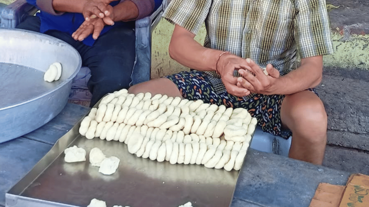 औरैया की बालूशाही का हर कोई फैन, त्योहारों में खरीदने के लिए करनी पड़ती है एडवांस बुकिंग