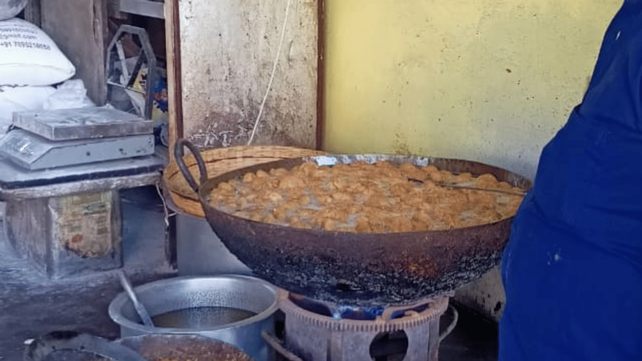 औरैया की बालूशाही का हर कोई फैन, त्योहारों में खरीदने के लिए करनी पड़ती है एडवांस बुकिंग