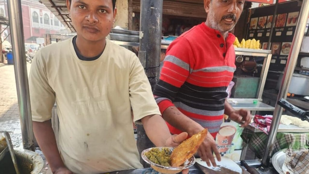 यूपी के इस शहर में रायते में डुबोकर खाई जाती है कचौड़ी, देखें तस्वीरें