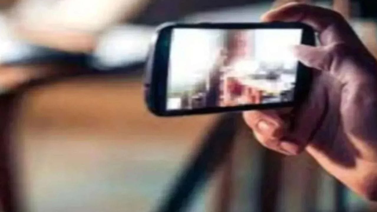 शादी के कार्ड में वायरस! सपा नेता के वाट्सऐप से फैला अश्लील कंटेंट, मुरादाबाद में मचा हड़कंप