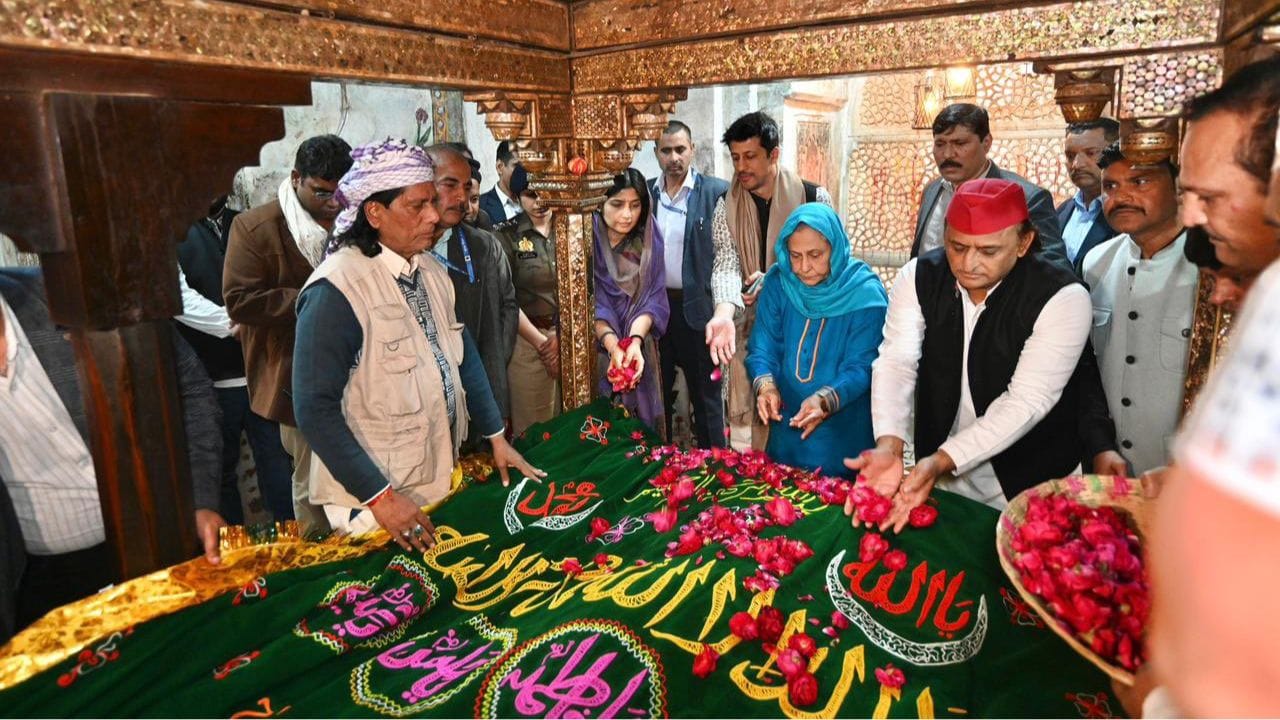 विध्वंस के दिन अखिलेश को याद आई ‘बाबरी’, डिंपल-जया संग पहुंचे फतेहपुर; दरगाह पर चढ़ाई चादर