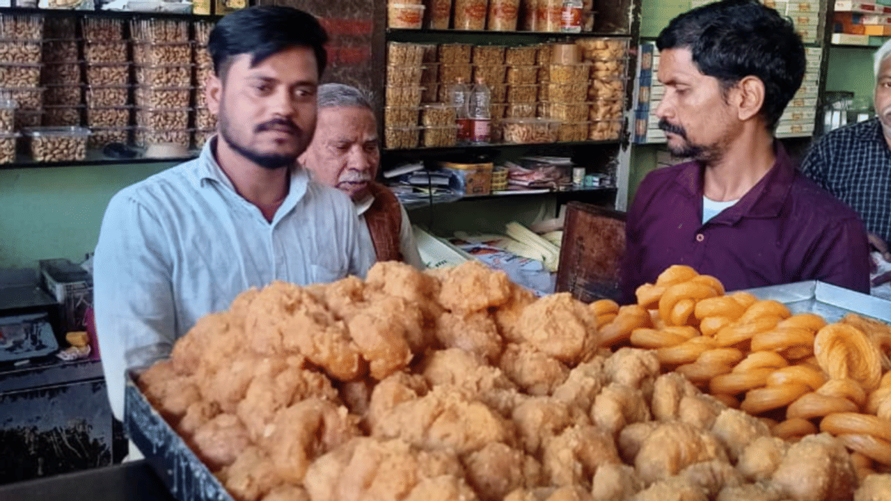 औरैया की बालूशाही का हर कोई फैन, त्योहारों में खरीदने के लिए करनी पड़ती है एडवांस बुकिंग