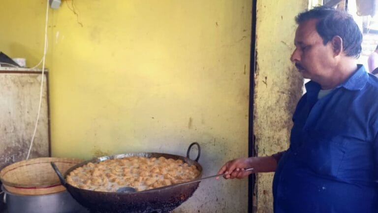 औरैया की बालूशाही का हर कोई फैन, त्योहारों में खरीदने के लिए करनी पड़ती है एडवांस बुकिंग