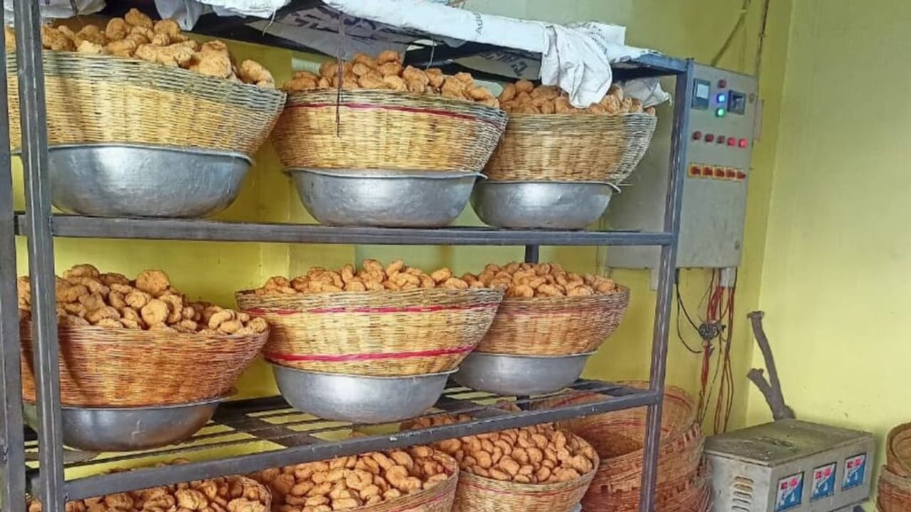 औरैया की बालूशाही का हर कोई फैन, त्योहारों में खरीदने के लिए करनी पड़ती है एडवांस बुकिंग