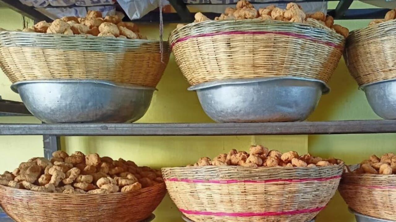 औरैया की बालूशाही का हर कोई फैन, त्योहारों में खरीदने के लिए करनी पड़ती है एडवांस बुकिंग