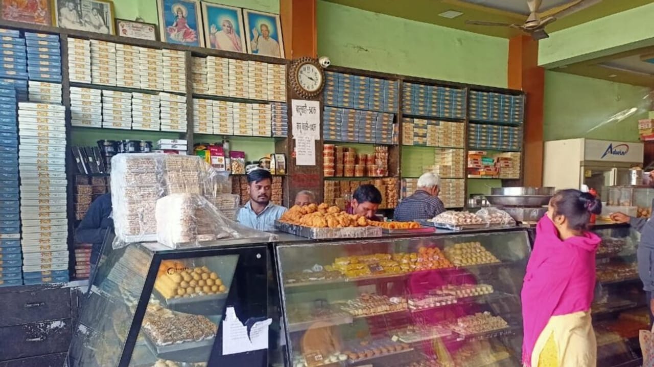 औरैया की बालूशाही का हर कोई फैन, त्योहारों में खरीदने के लिए करनी पड़ती है एडवांस बुकिंग