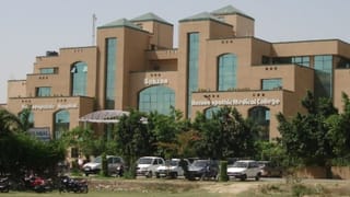 ऑपरेशन के बाद डॉक्टर ने पेट में ही छोड़ दिया कपड़ा, 1.5 साल तक दर्द झेलती रही महिला; ऐसे हुआ खुलासा