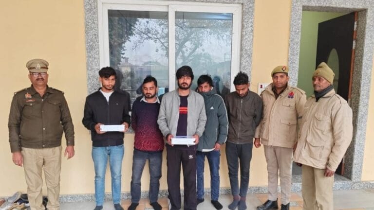 एक कॉलगर्ल के साथ पकड़े गए 5 लड़के… किराये के फ्लैट पर देह व्यापार
