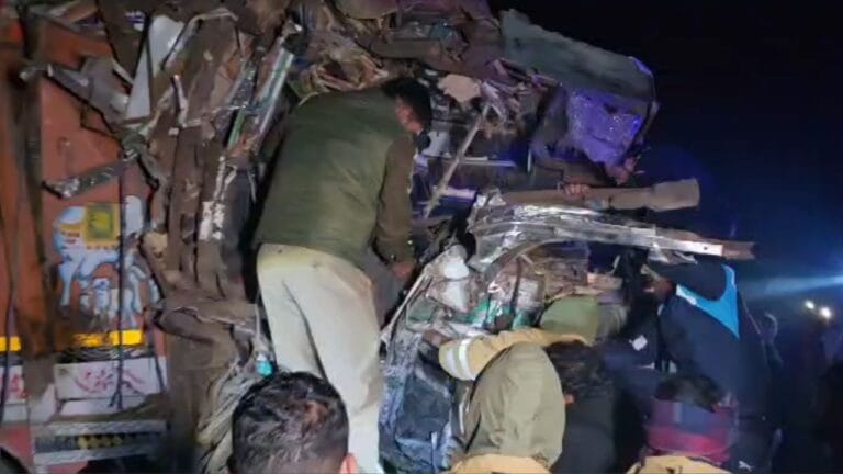 बस्ती में भीषण सड़क हादसा, अमजेर जा रही बस से ट्रक टकराई, 4 की मौत