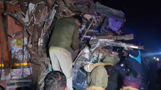 बस्ती में भीषण सड़क हादसा, अमजेर जा रही बस से ट्रक टकराई, 4 की मौके पर ही मौत