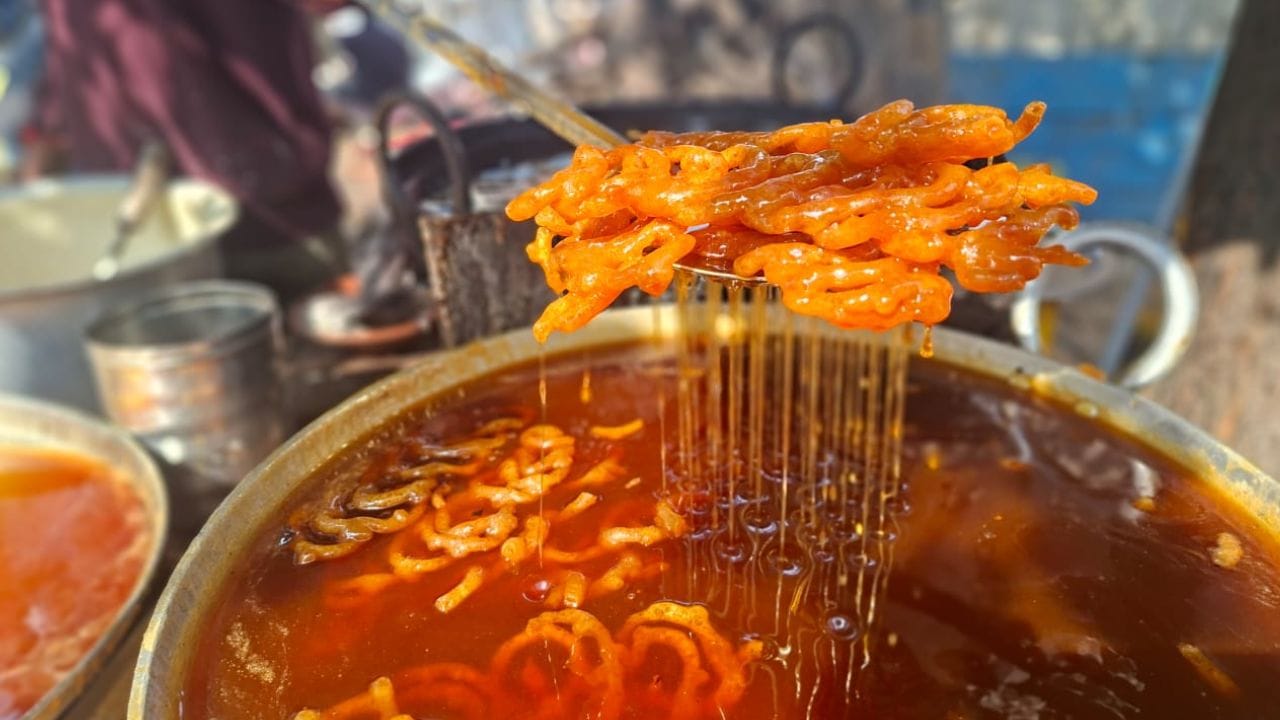 टेढ़ी-मेढ़ी पर स्वाद लाजवाब, बलिया में ददरी मेले की जान है चटहिया जलेबी; देखें Photos