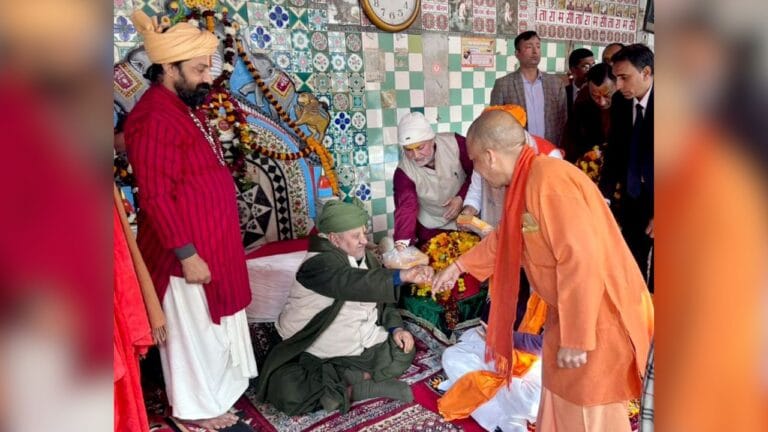 अयोध्या पहुंचे CM योगी और रक्षामंत्री, राम-हनुमान का किया दर्शन पूजन