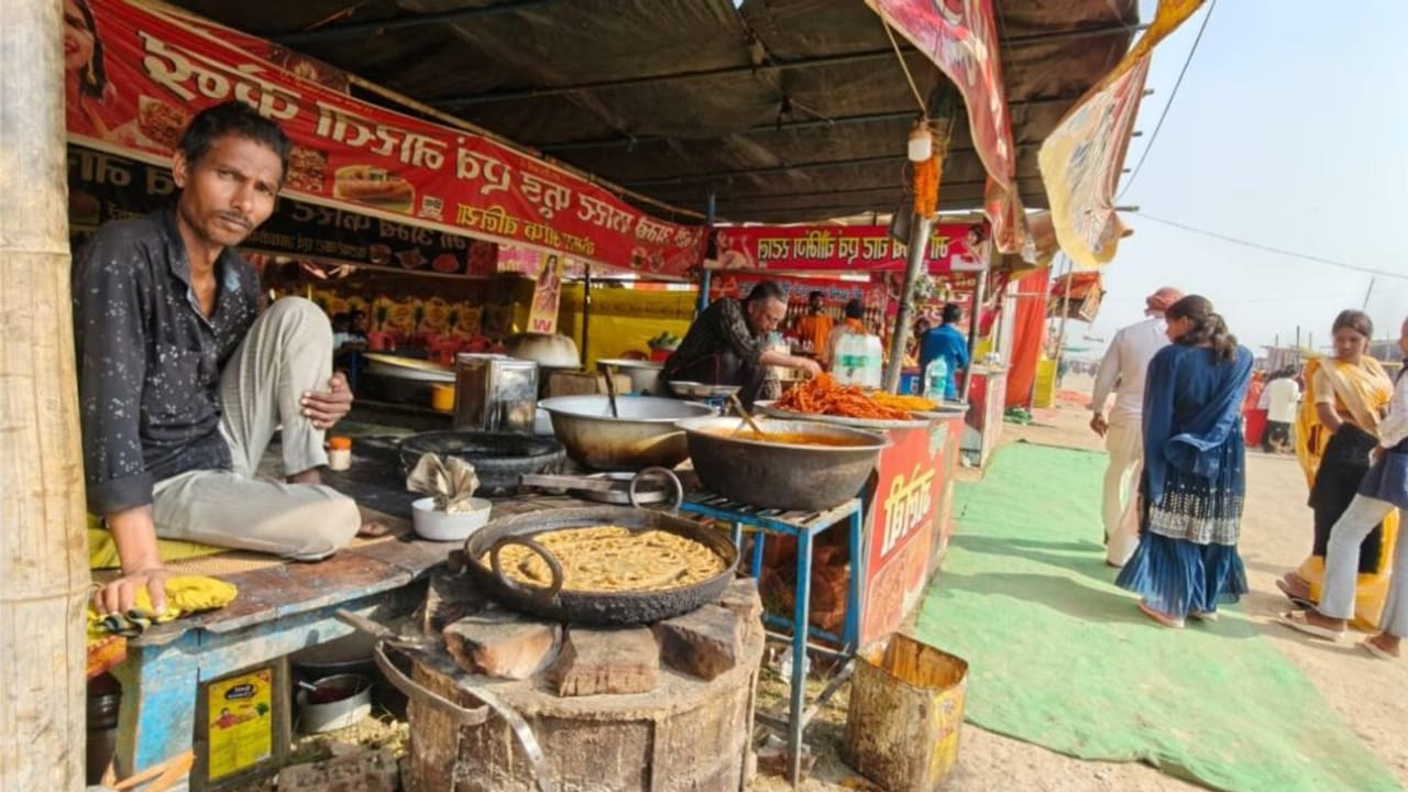 टेढ़ी-मेढ़ी पर स्वाद लाजवाब, बलिया में ददरी मेले की जान है चटहिया जलेबी; देखें Photos