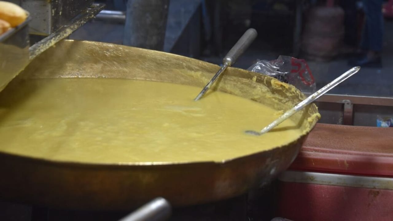 UP के इस शहर में धुली मूंग की दाल खाने के लिए लगती है कतार, जानें क्या है खास; PHOTOS