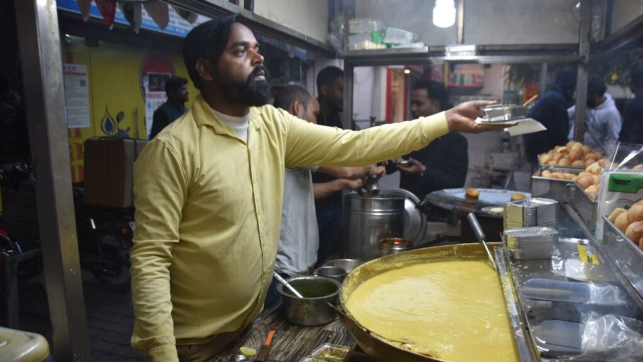 UP के इस शहर में धुली मूंग की दाल खाने के लिए लगती है कतार, जानें क्या है खास; PHOTOS