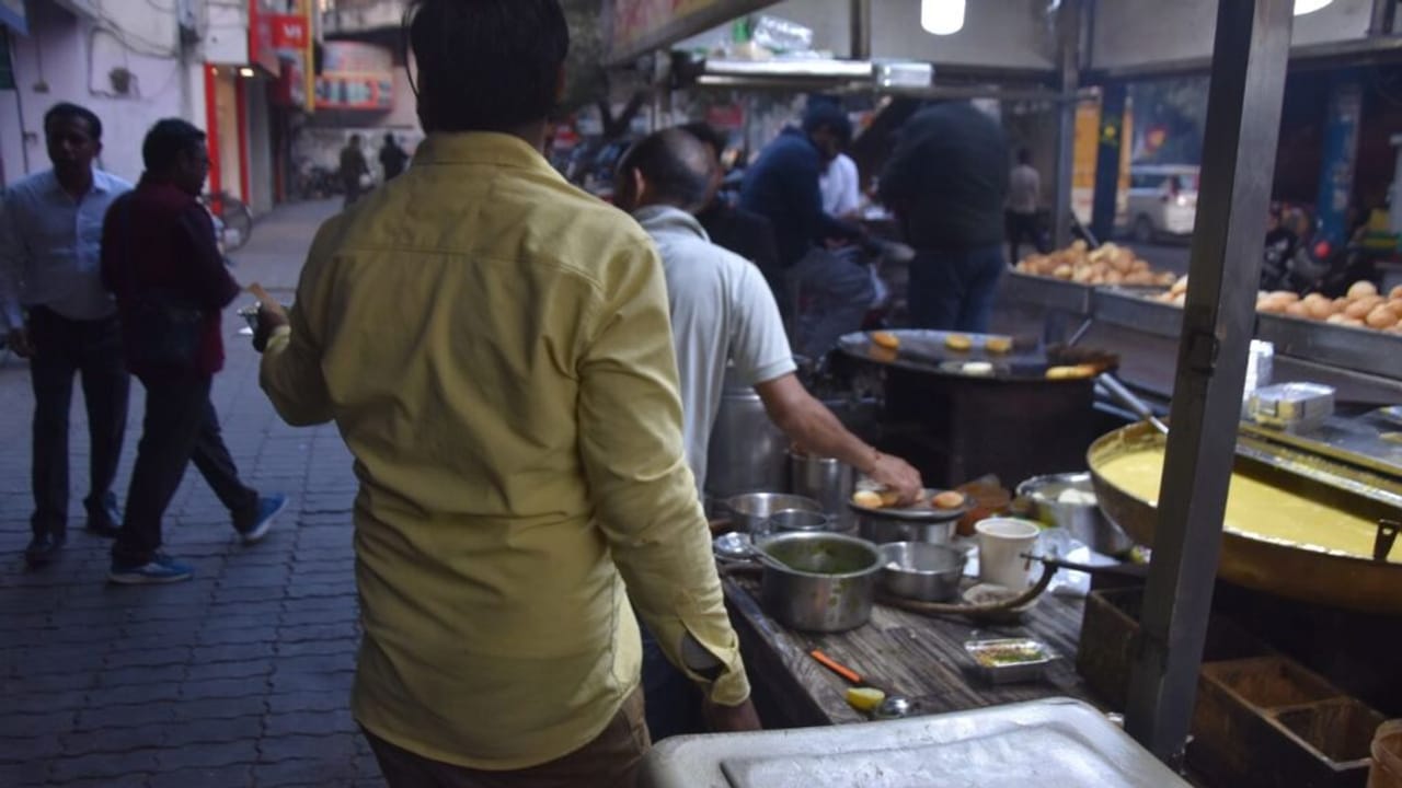 UP के इस शहर में धुली मूंग की दाल खाने के लिए लगती है कतार, जानें क्या है खास; PHOTOS