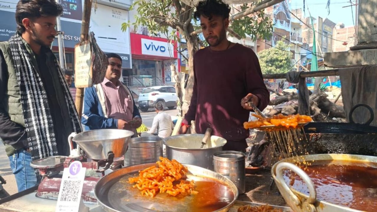 टेढ़ी-मेढ़ी पर स्वाद लाजवाब, बलिया में ददरी मेले की जान है चटहिया जलेबी; देखें Photos
