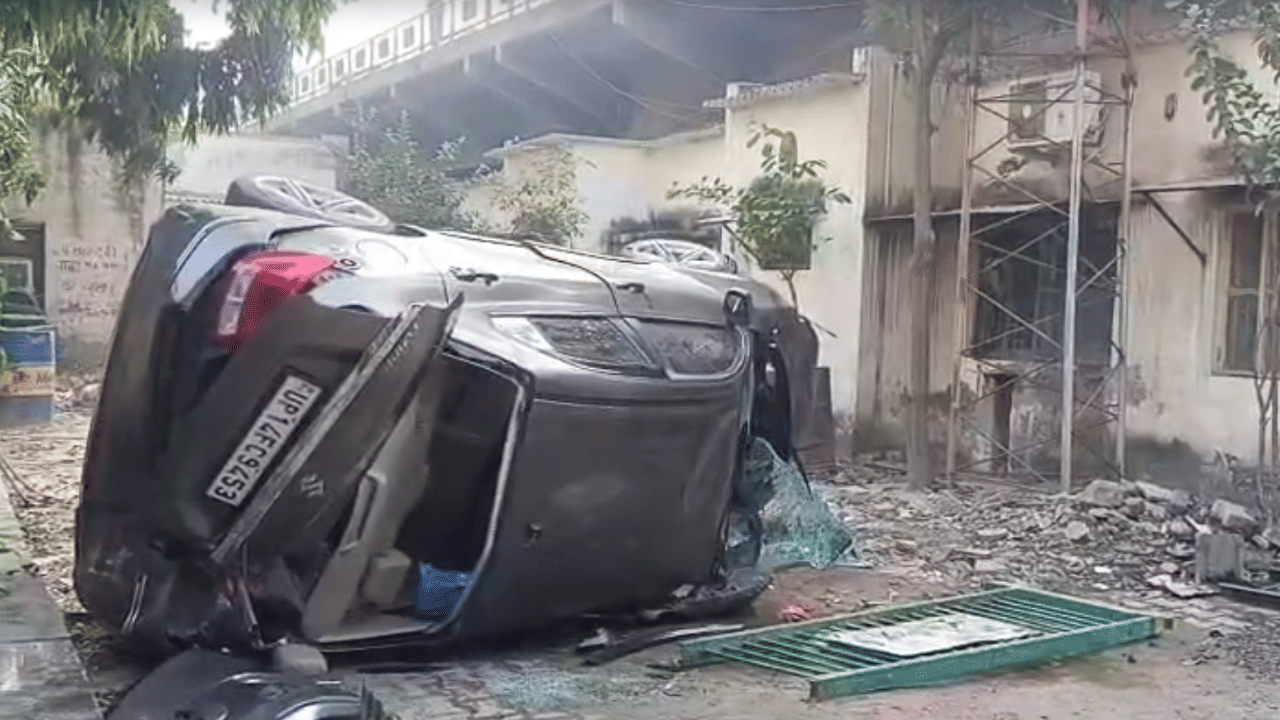 काल बनी रफ्तार… गाजियाबाद में पुल की रेलिंग तोड़ी, PWD ऑफिस में गिरी कार; पिता की मौत-बेटे का हाल नाजुक