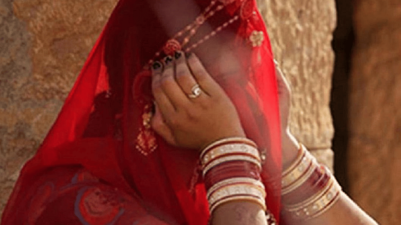 पैसे लाओगी तभी घर में घुसने दूंगा… दूसरी औरत के चक्कर में पति ने कर दिया पत्नी का ऐसा हाल