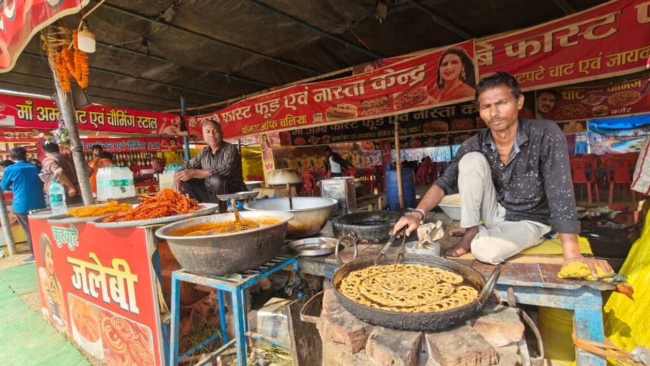 टेढ़ी-मेढ़ी पर स्वाद लाजवाब, बलिया में ददरी मेले की जान है चटहिया जलेबी; देखें Photos