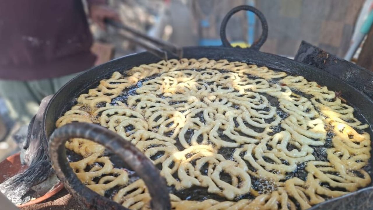 टेढ़ी-मेढ़ी पर स्वाद लाजवाब, बलिया में ददरी मेले की जान है चटहिया जलेबी; देखें Photos