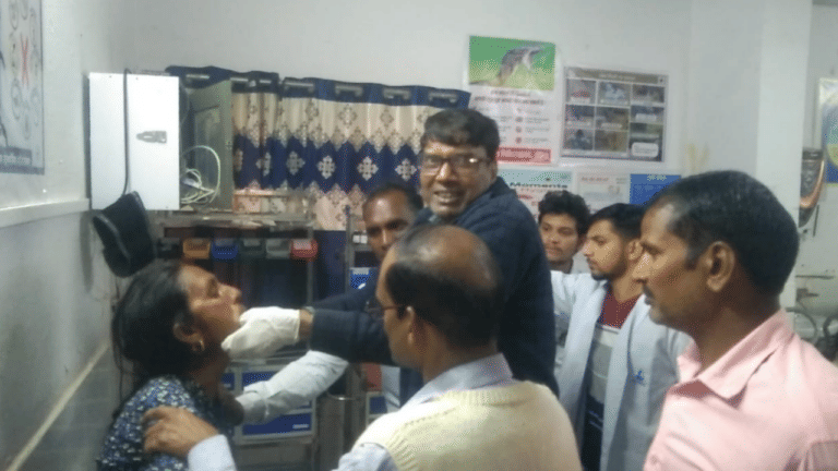 गोलगप्पा खाने के लिए खोला था मुंह, तभी फिसल गया महिला का जबड़ा और...