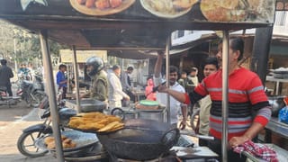 यूपी के इस शहर में रायते में डुबोकर खाई जाती कचौड़ी, देखें तस्वीरें