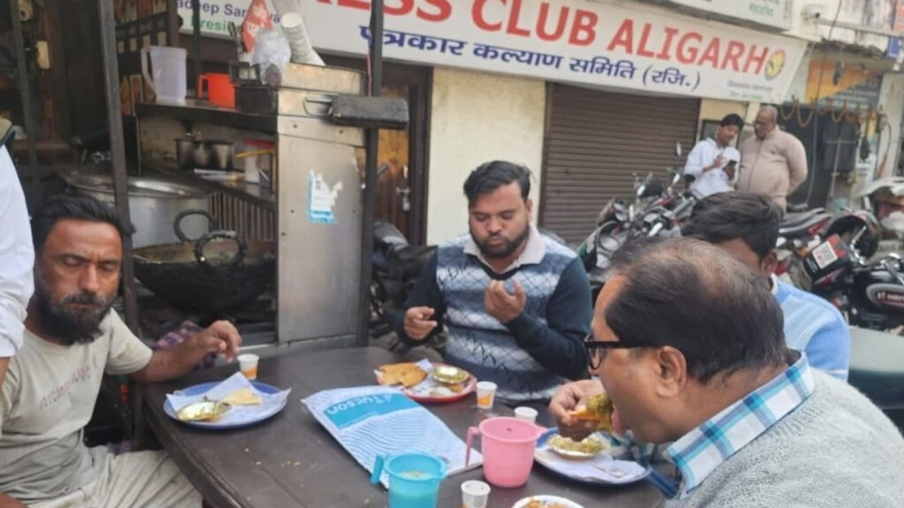 यूपी के इस शहर में रायते में डुबोकर खाई जाती है कचौड़ी, देखें तस्वीरें