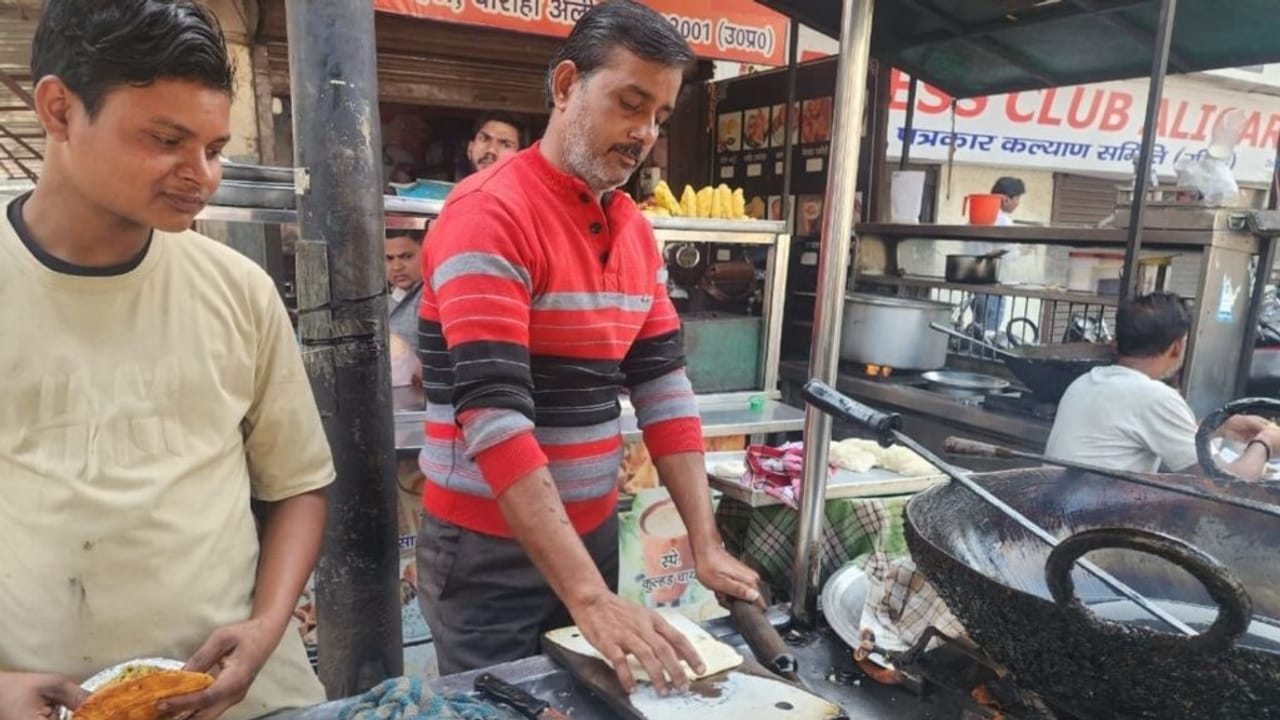 यूपी के इस शहर में रायते में डुबोकर खाई जाती है कचौड़ी, देखें तस्वीरें