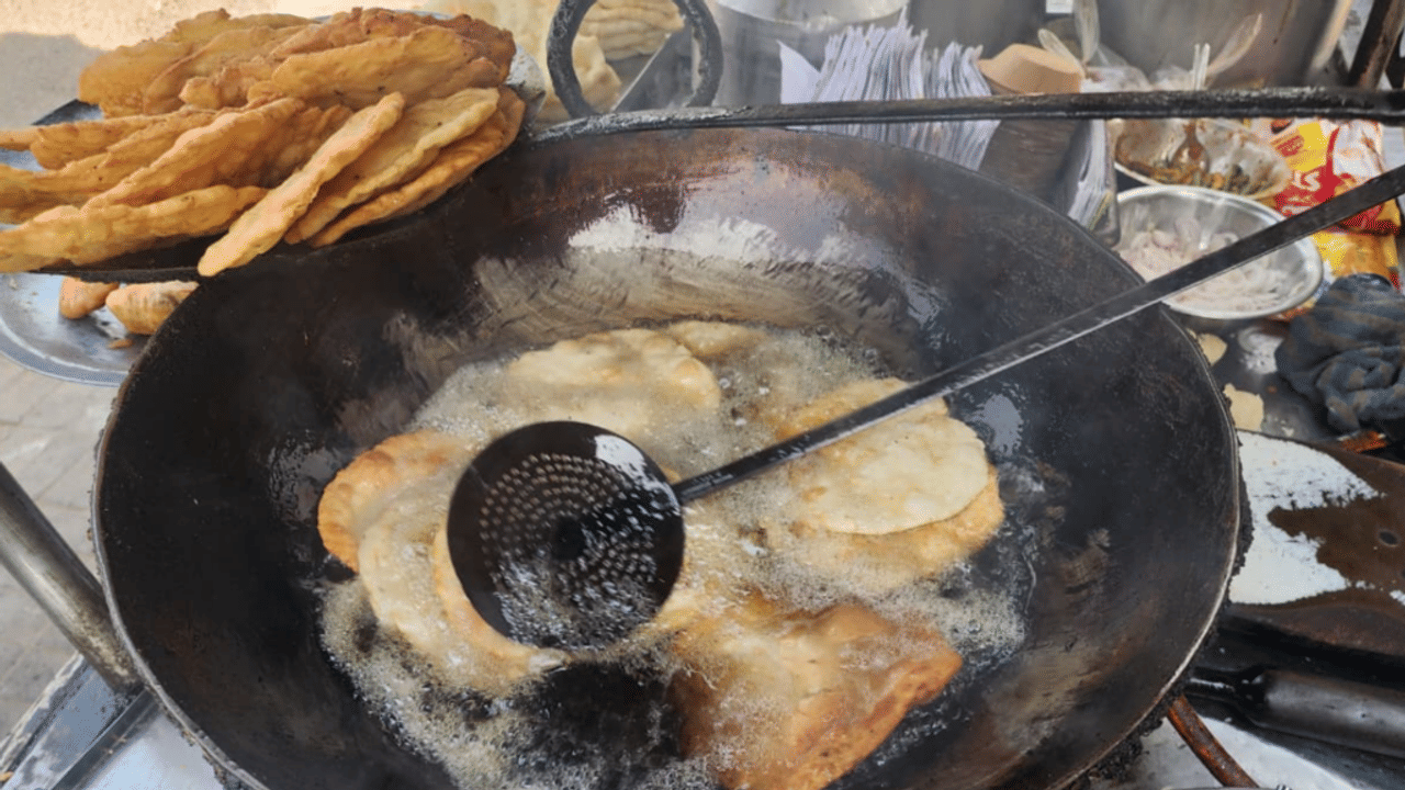 यूपी के इस शहर में रायते में डुबोकर खाई जाती है कचौड़ी, देखें तस्वीरें