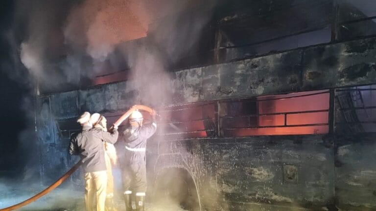 लखनऊ-आगरा एक्सप्रेसवे पर बस में लगी आग, ऐसे बाल-बाल बचे 130 यात्री