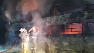 लखनऊ-आगरा एक्सप्रेसवे पर डबल डेकर बस में अचानक लगी आग, ऐसे बाल-बाल बचे 50 यात्री