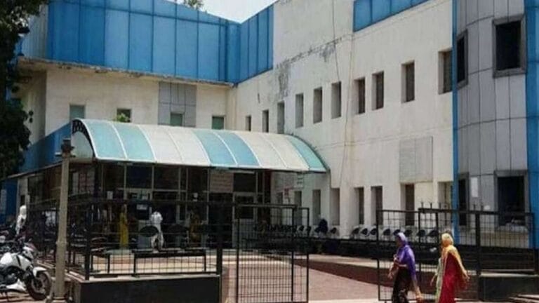 इतनी भी क्या जल्दी! डॉक्टरों ने जिंदा मरीज को बताया मृत,पुलिस भी बुलाई