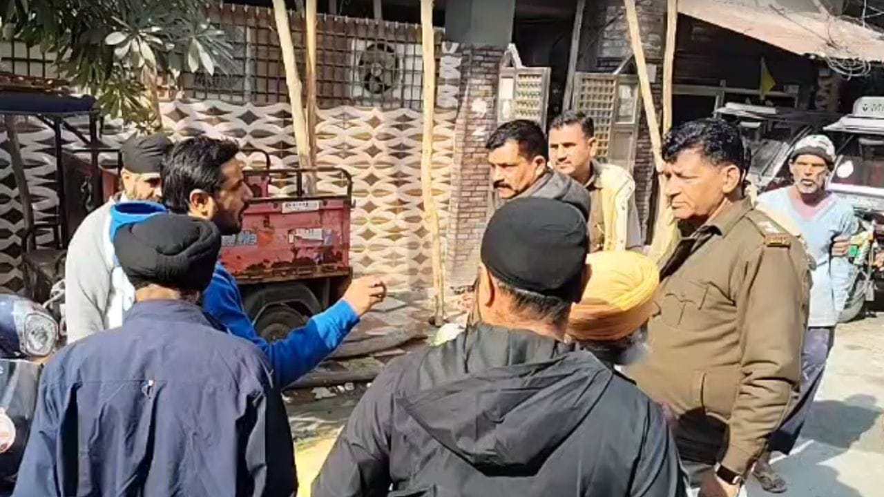 गुरुद्वारे के पास फेंका मांस का टुकड़ा… मेरठ में माहौल बिगाड़ने की बड़ी साजिश, CCTV में कैद हुआ शख्स