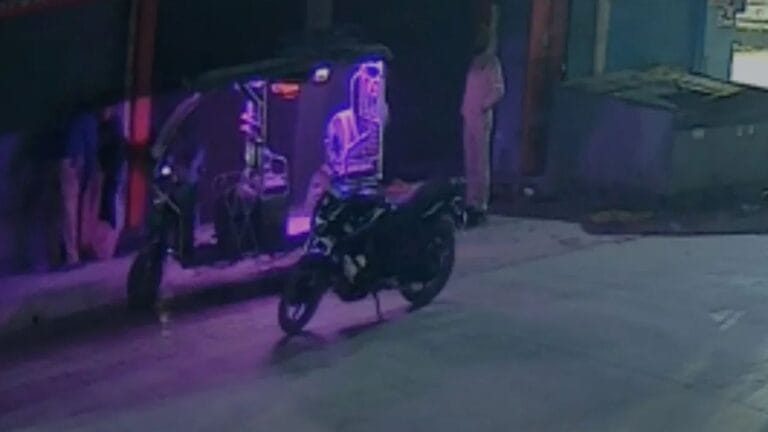 मेरठ पुलिस का कारनामा...  दूसरे क्षेत्र में फेंक आए शव, दरोगा सस्पेंड