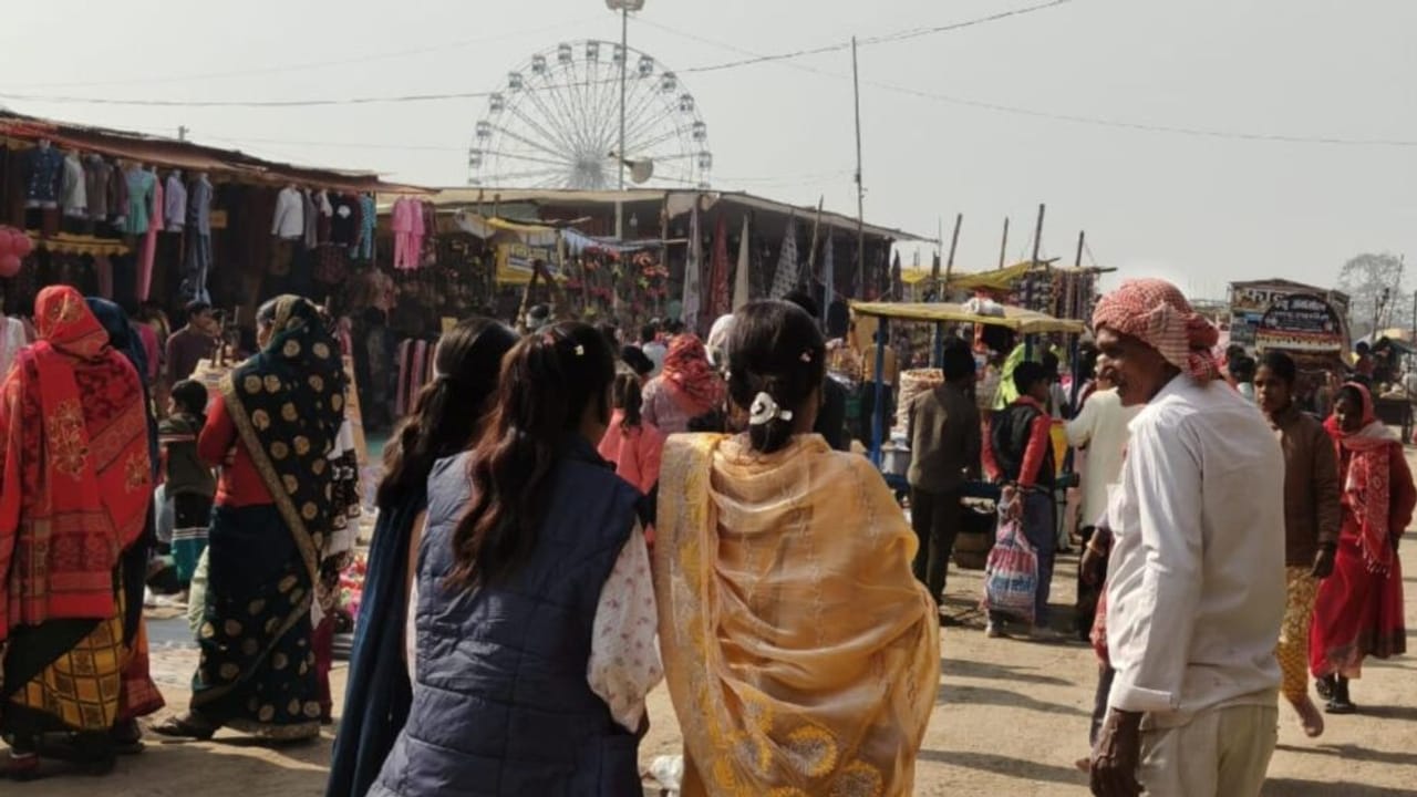 टेढ़ी-मेढ़ी पर स्वाद लाजवाब, बलिया में ददरी मेले की जान है चटहिया जलेबी; देखें Photos