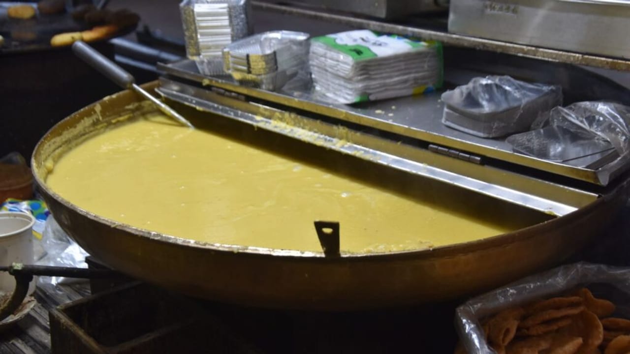 UP के इस शहर में धुली मूंग की दाल खाने के लिए लगती है कतार, जानें क्या है खास; PHOTOS