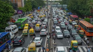 नोएडा के 4 लाख गाड़ियों की दिल्ली में क्यों नहीं हो पाएगी एंट्री?