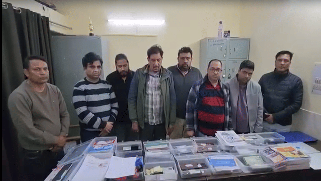 126 पासबुक, 170 डेबिट कार्ड, 45 आधार; नोएडा में 8 ठगों ने 10 बैंकों को ऐसे लगा दिया 100 करोड़ से ज्यादा का चूना