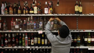 यूपी में आज रात 11 बजे तक खुली रहेंगी शराब की दुकानें, 1 जनवरी को मिलेगी या नहीं?