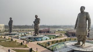 लखनऊ पहुंचे PM मोदी, राष्ट्र प्रेरण स्थल में लगी मूर्तियों का किया अवलोकन