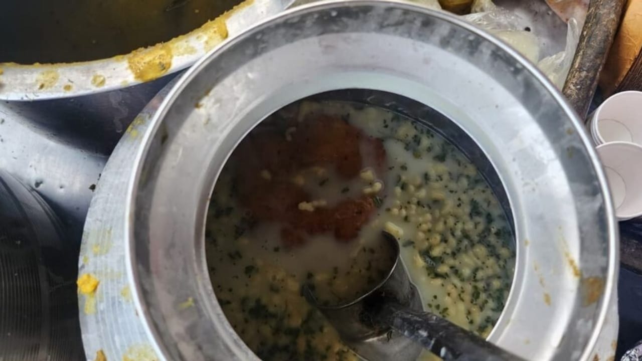 यूपी के इस शहर में रायते में डुबोकर खाई जाती है कचौड़ी, देखें तस्वीरें