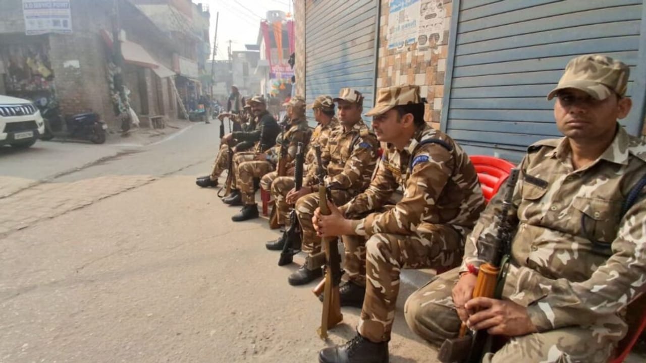 संभल: दंगाइयों ने पुलिस पर फेंके थे जो पत्थर, उन्हीं से तैयार हुई चौकी का उद्घाटन; PHOTOS