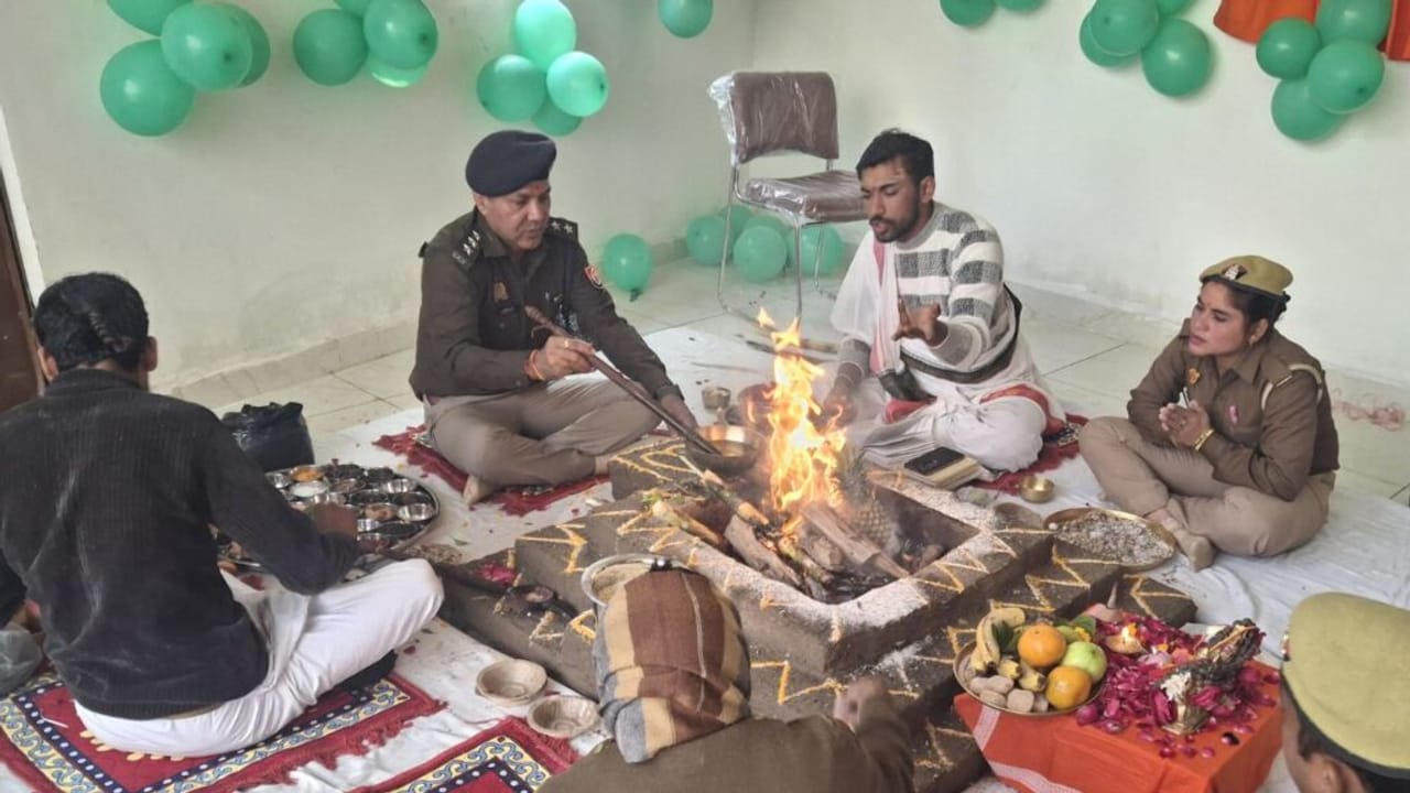 संभल: दंगाइयों ने पुलिस पर फेंके थे जो पत्थर, उन्हीं से तैयार हुई चौकी का उद्घाटन; PHOTOS