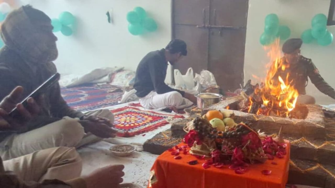 संभल: दंगाइयों ने पुलिस पर फेंके थे जो पत्थर, उन्हीं से तैयार हुई चौकी का उद्घाटन; PHOTOS