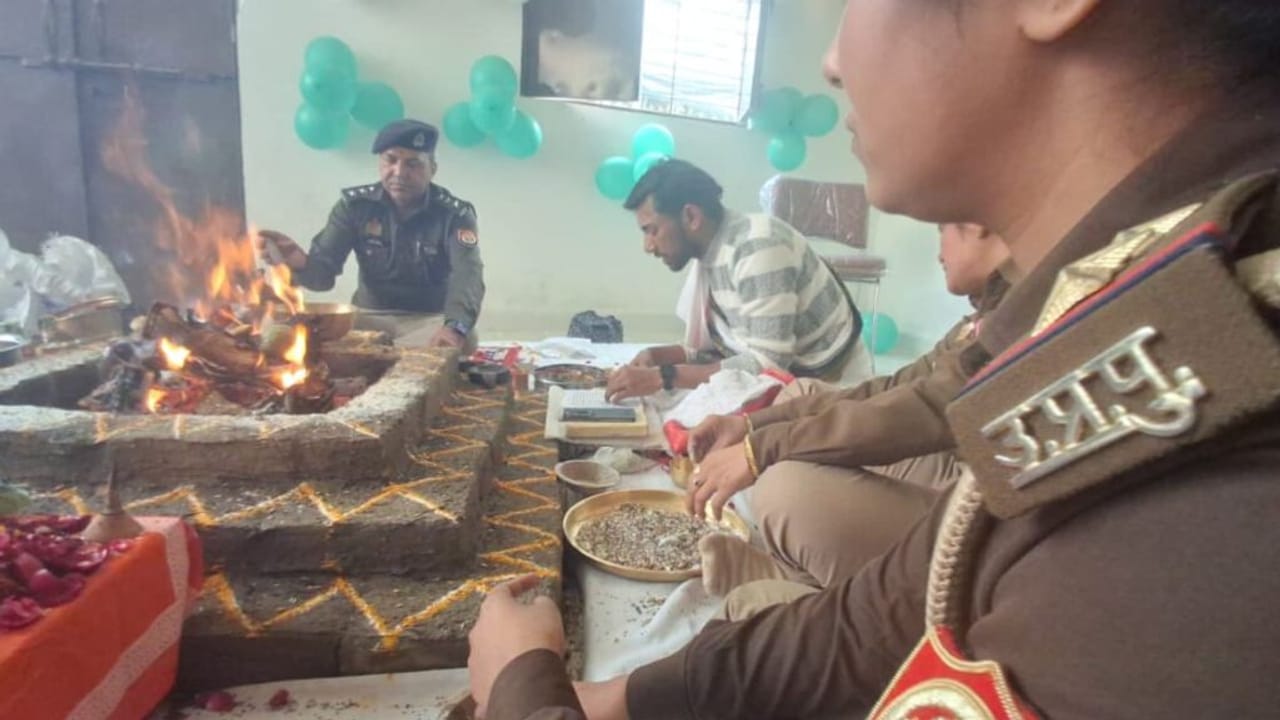 संभल: दंगाइयों ने पुलिस पर फेंके थे जो पत्थर, उन्हीं से तैयार हुई चौकी का उद्घाटन; PHOTOS