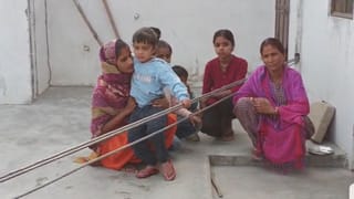 छत पर है मौत का तार, डीएम अंकल हटवा दो ना… संभल में वायरल हुई 2 मासूम बच्चियों की भावुक अपील